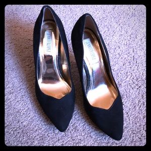 Black pumps